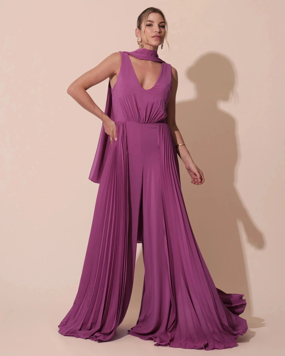 Macacão de Festa Longo Crepe Pantalona Plissado e Lenço Fúcsia