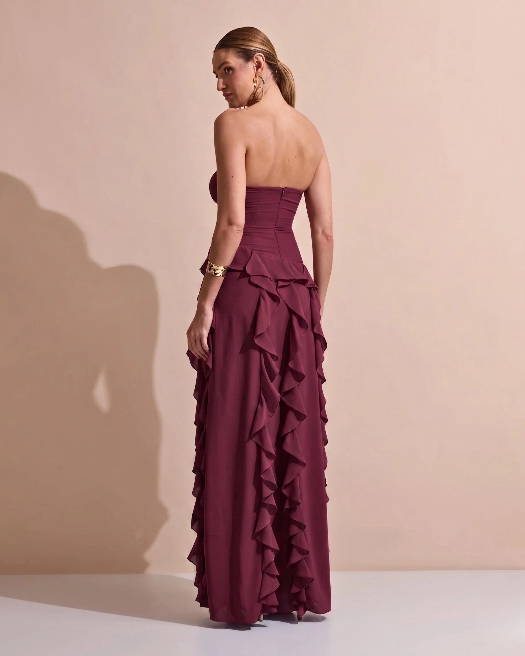 Foto Vestido de festa Longo Tomara que Caia Crepe Chiffon com Babados Cascata e Fenda Marsala