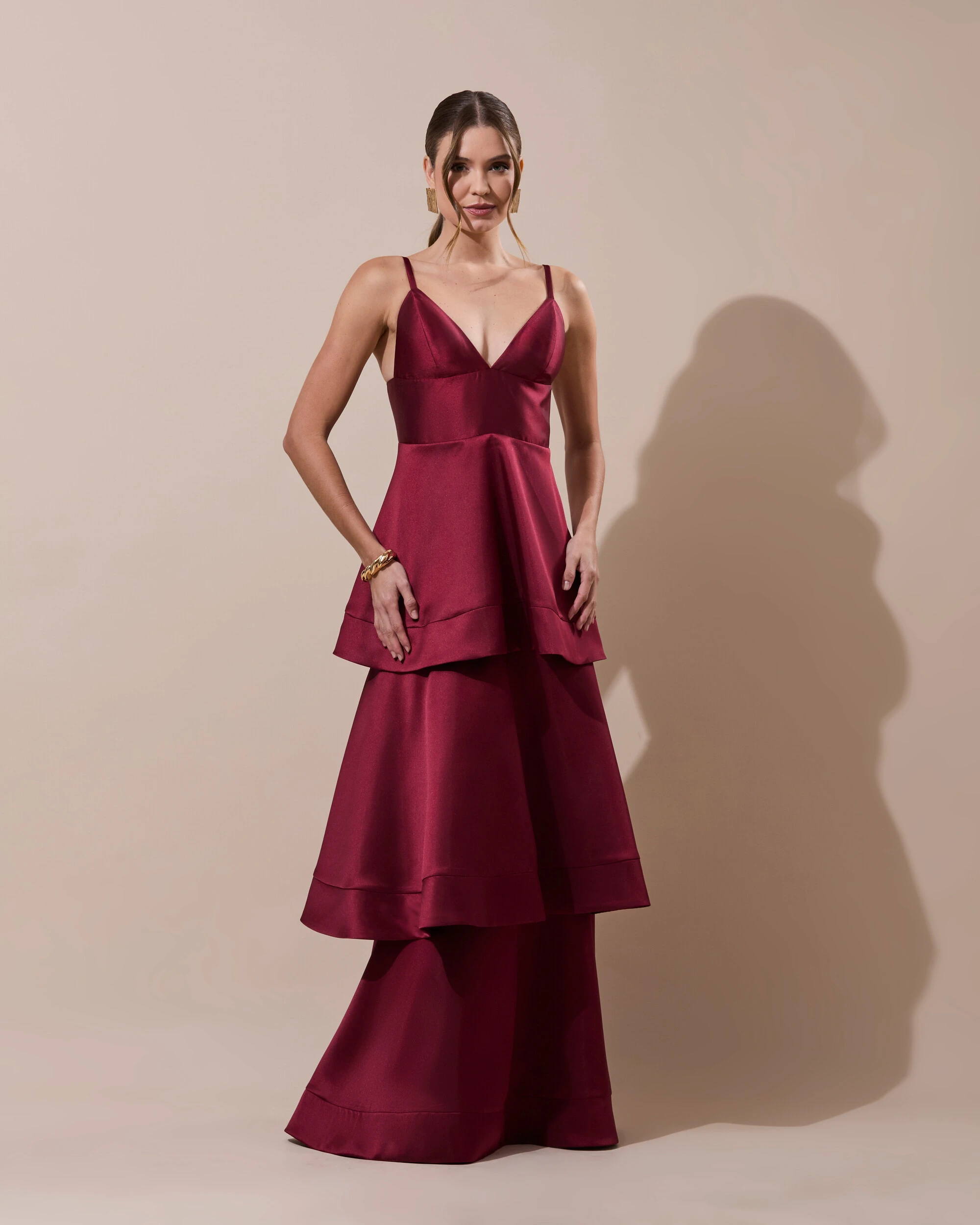 Foto Vestido de Festa Longo Zibeline em Camadas Decote em V com Alças Marsala Escuro