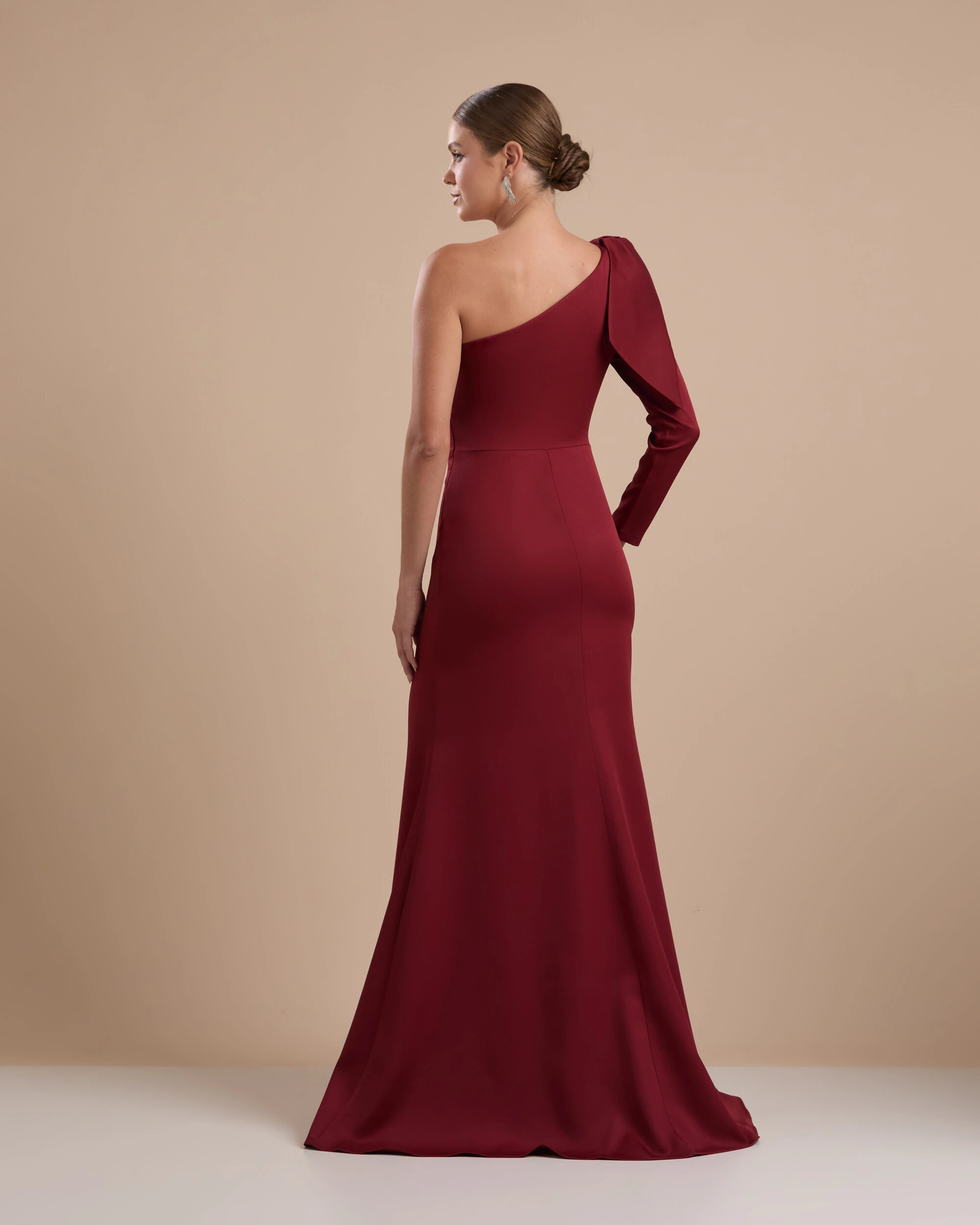 FotoVestido de Festa com Laço de Um Ombro em Alfaiataria Fenda Marsala