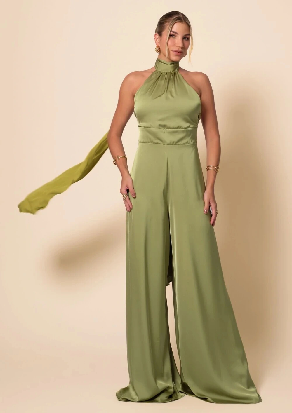 Macacão de Festa Longo em Cetim Fluido com Gola Alta e Lenço Verde Pistache