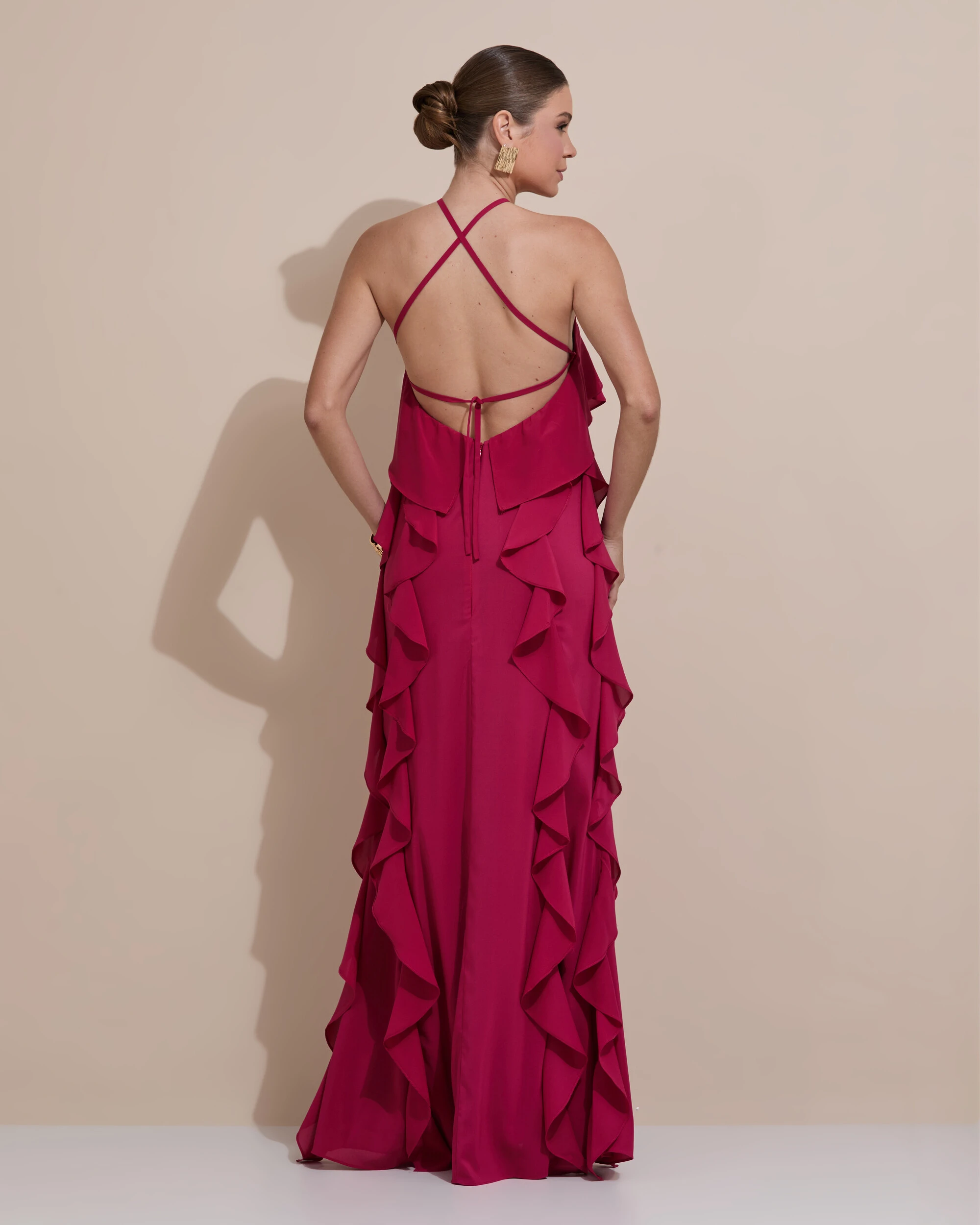 Foto Vestido de Festa Longo Crepe Chiffon Frente Única Babados Cascata e Flor Cereja