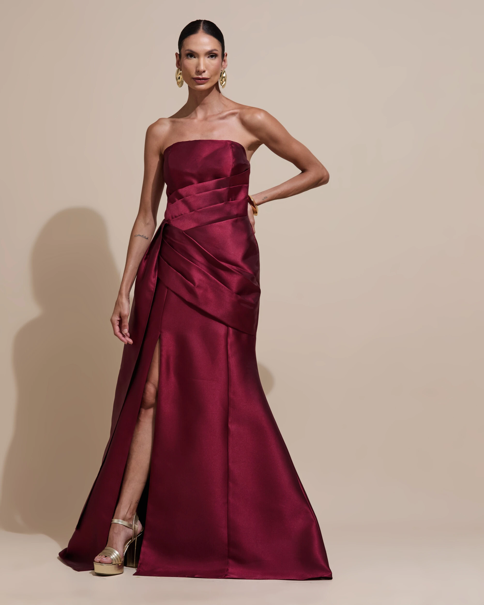Foto Vestido de Festa Longo Tomara que Caia Zibeline Drapeado e Faixa Marsala Escuro