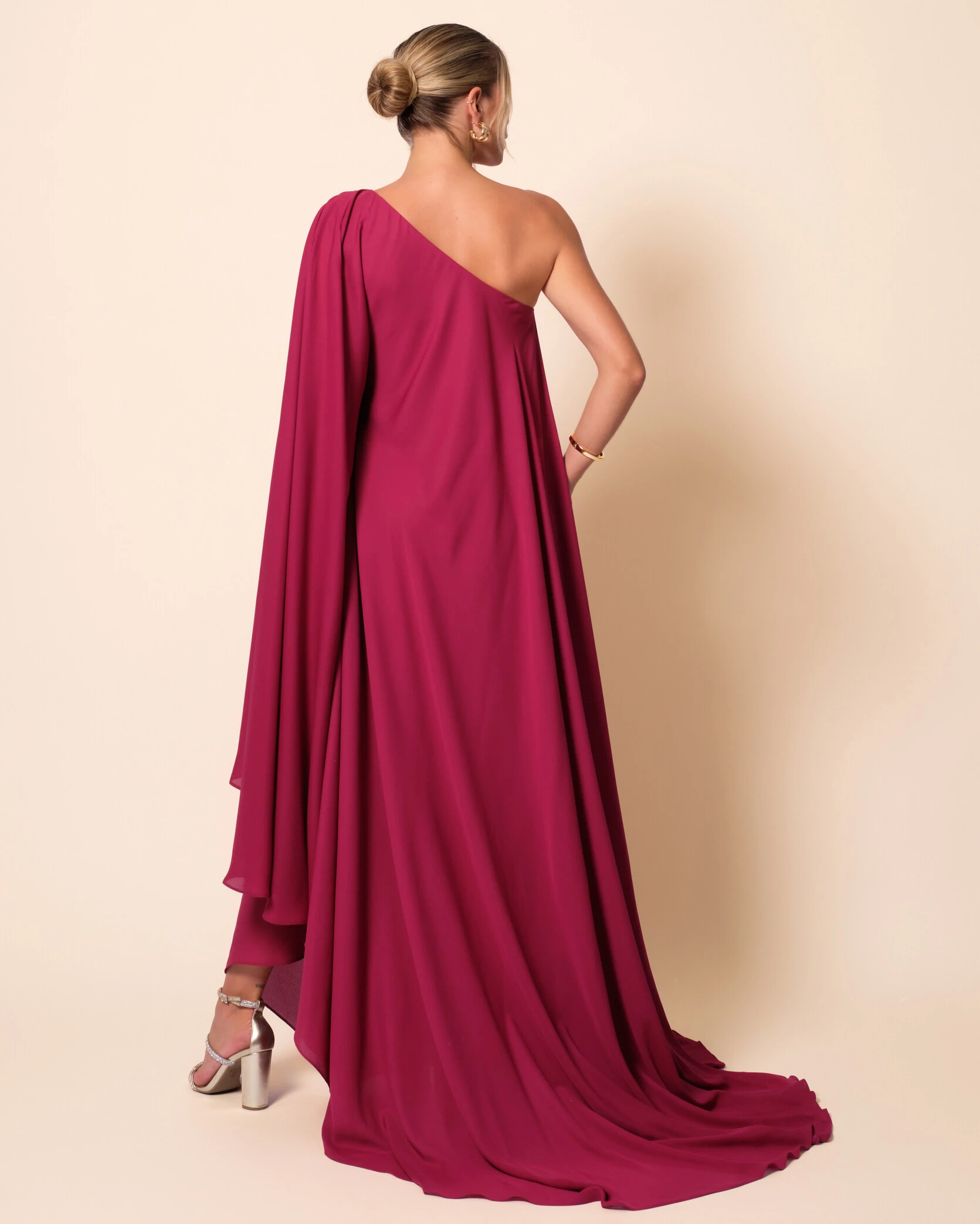 FotoVestido de Festa um Ombro com Capa Crepe Fluido Cereja