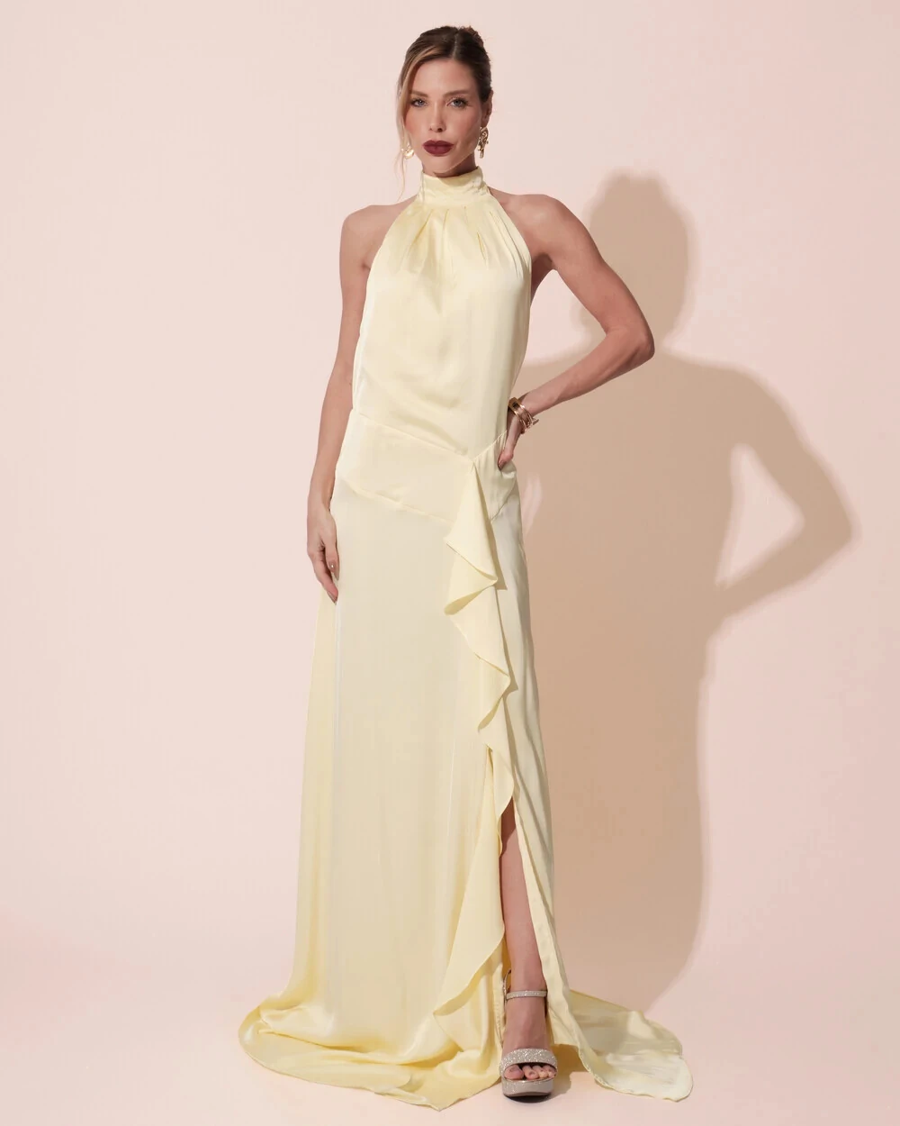 Vestido Longo de Festa Cetim Fluido Gola Alta e Babado Cascata Amarelo Manteiga