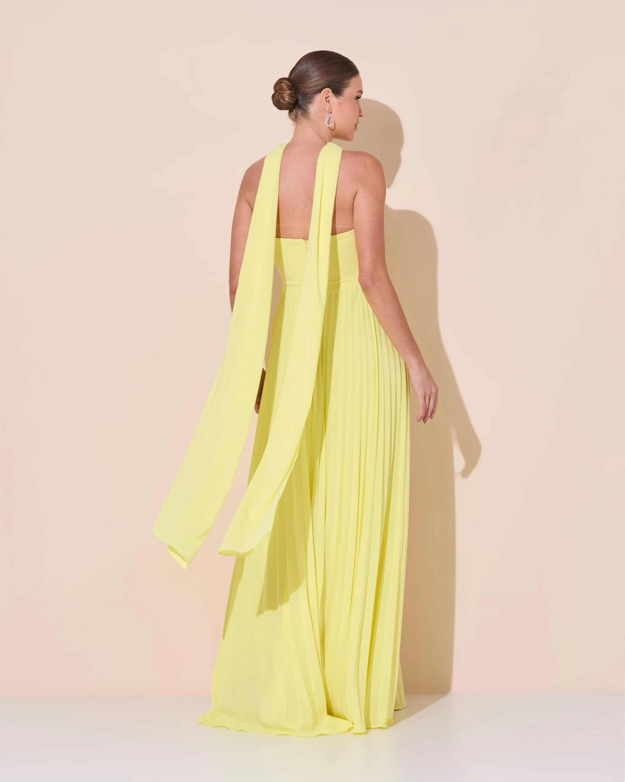 Foto Vestido de Festa Longo Tomara que Caia Plissado com Lenço Amarelo Manteiga