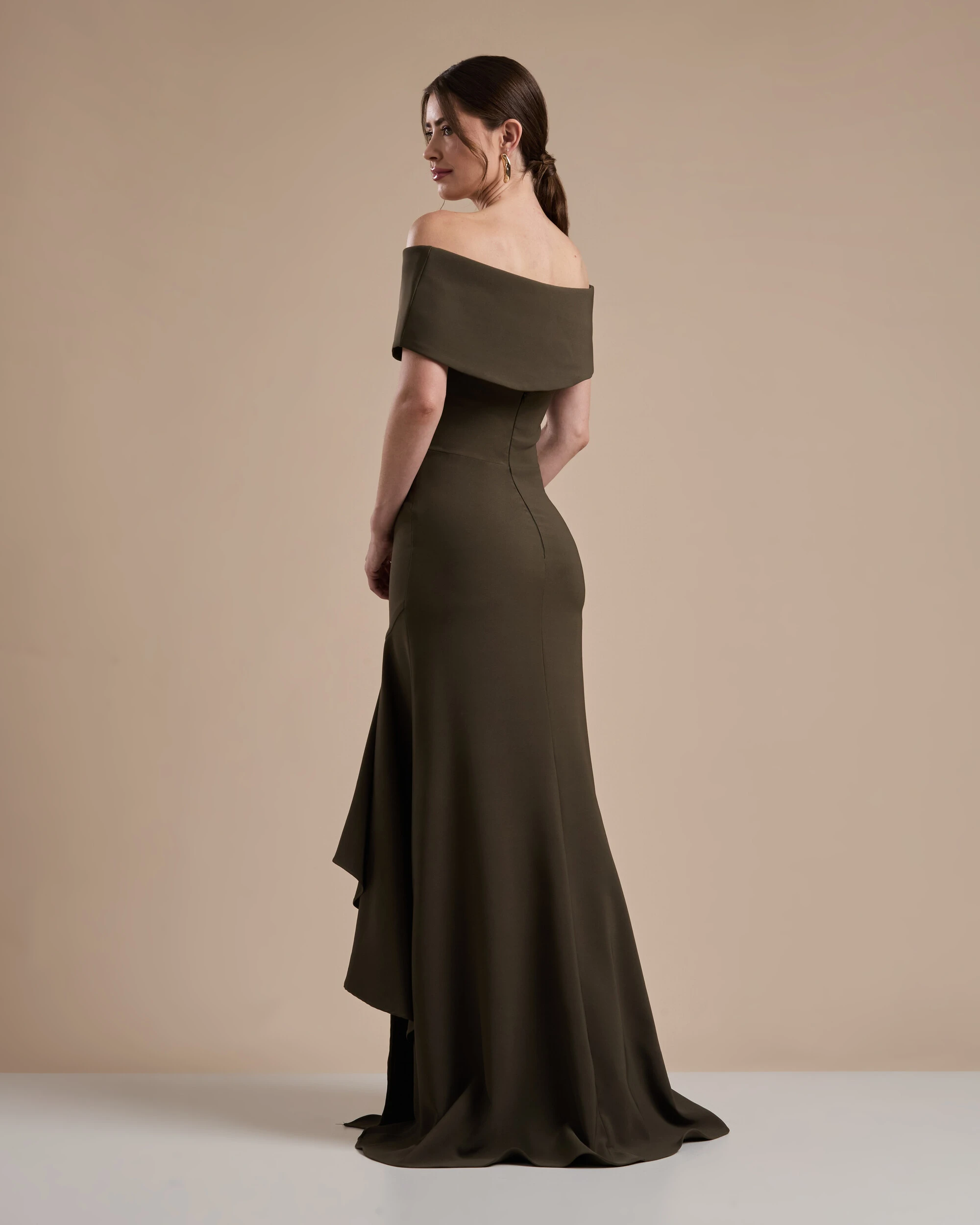 FotoVestido de Festa Longo Alfaiataria Ombro a Ombro com Babado Cascata Verde Oliva