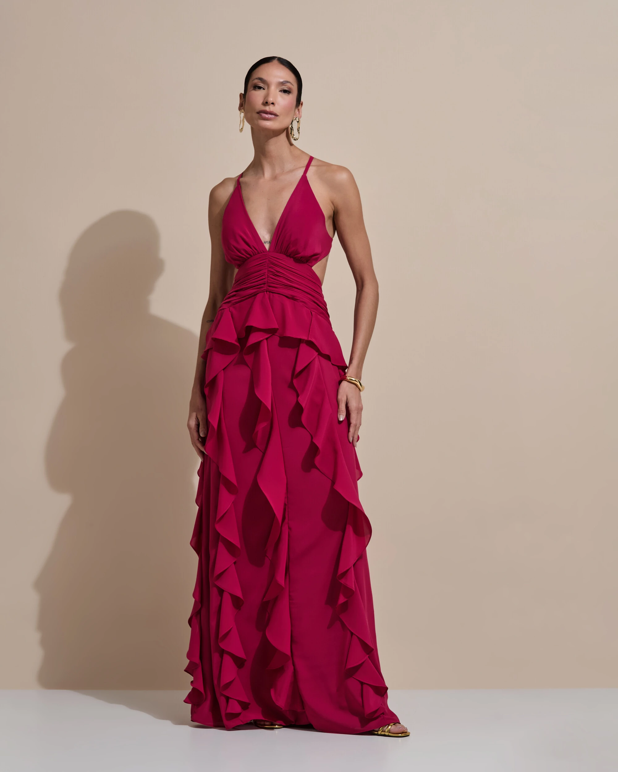 Foto Vestido de Festa Longo Decote V Recortes Drapeado Crepe Chiffon Babados Cascata Cereja