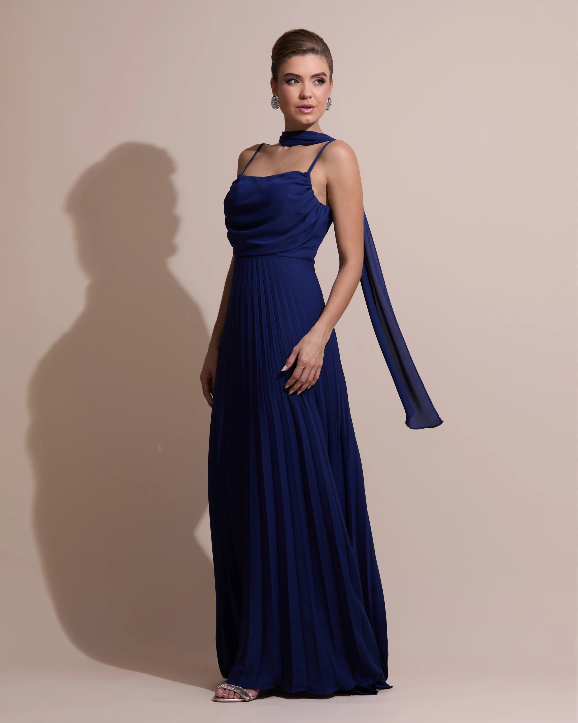 FotoVestido de Festa Longo Crepe Chiffon Plissado Trançado e Lenço Azul Marinho