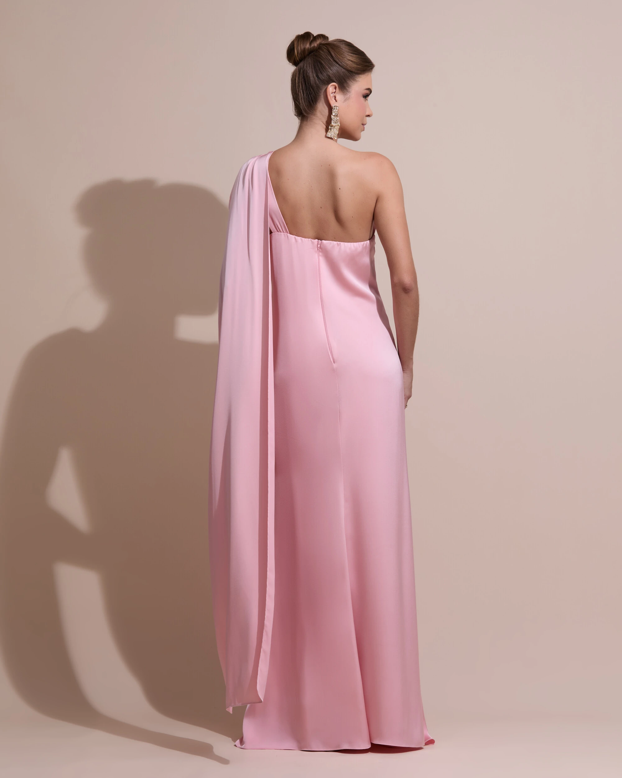 FotoVestido de Festa Longo Cetim Fluido Um Ombro Só Rose Gold