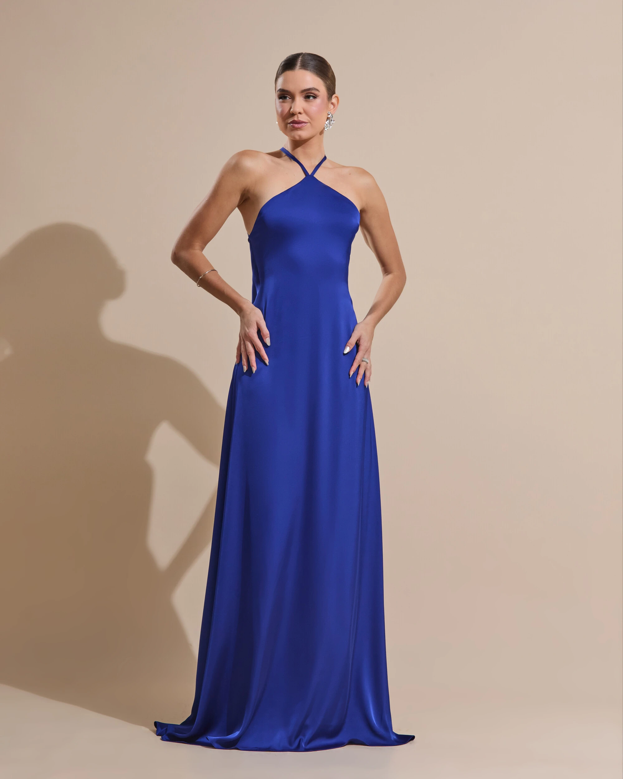Foto Vestido Longo de Cetim com Decote Triangular e Amarração nas Costas Degagê Azul Marinho