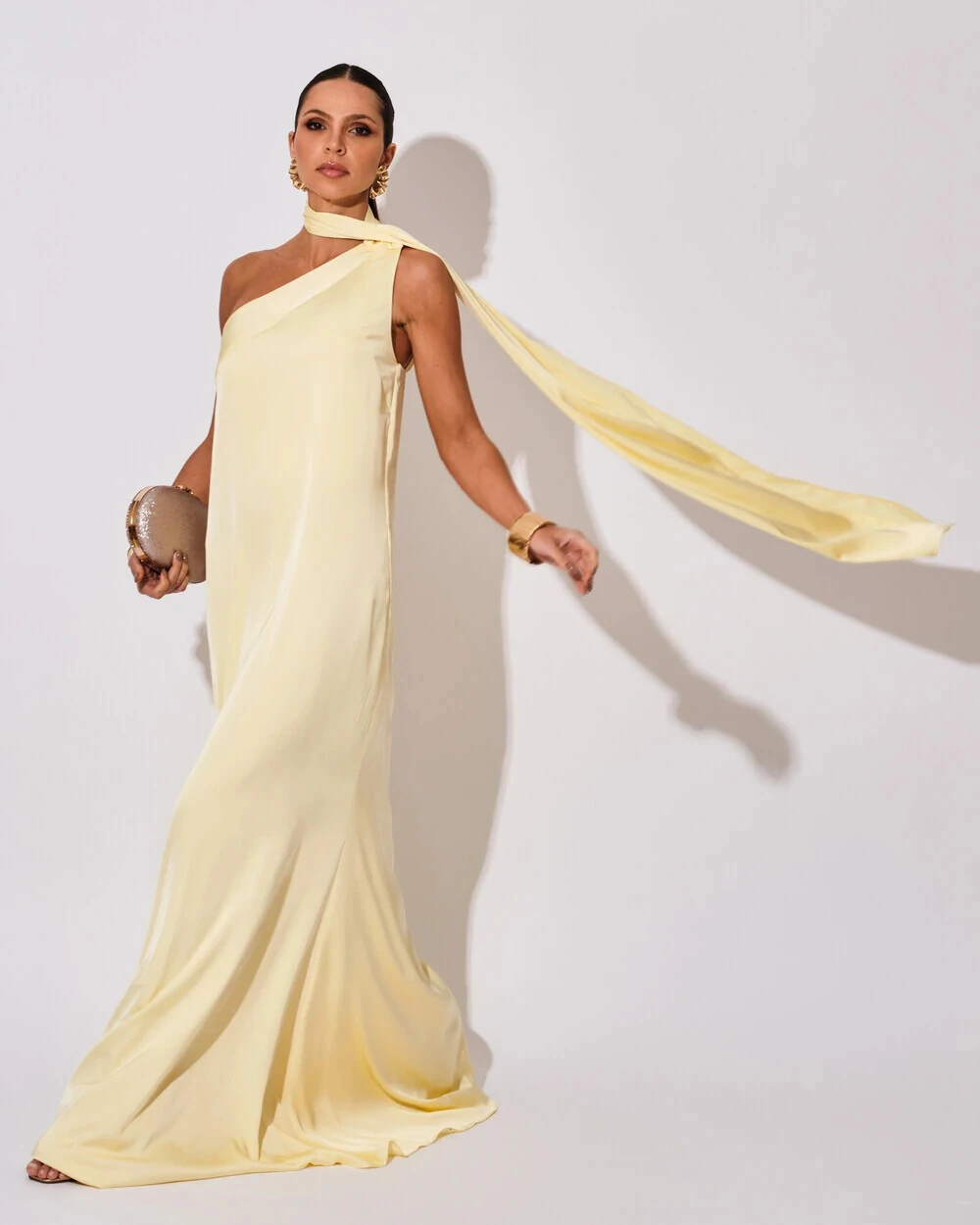 Vestido de Festa Longo Cetim Fluido Um Ombro Só Amarelo Manteiga