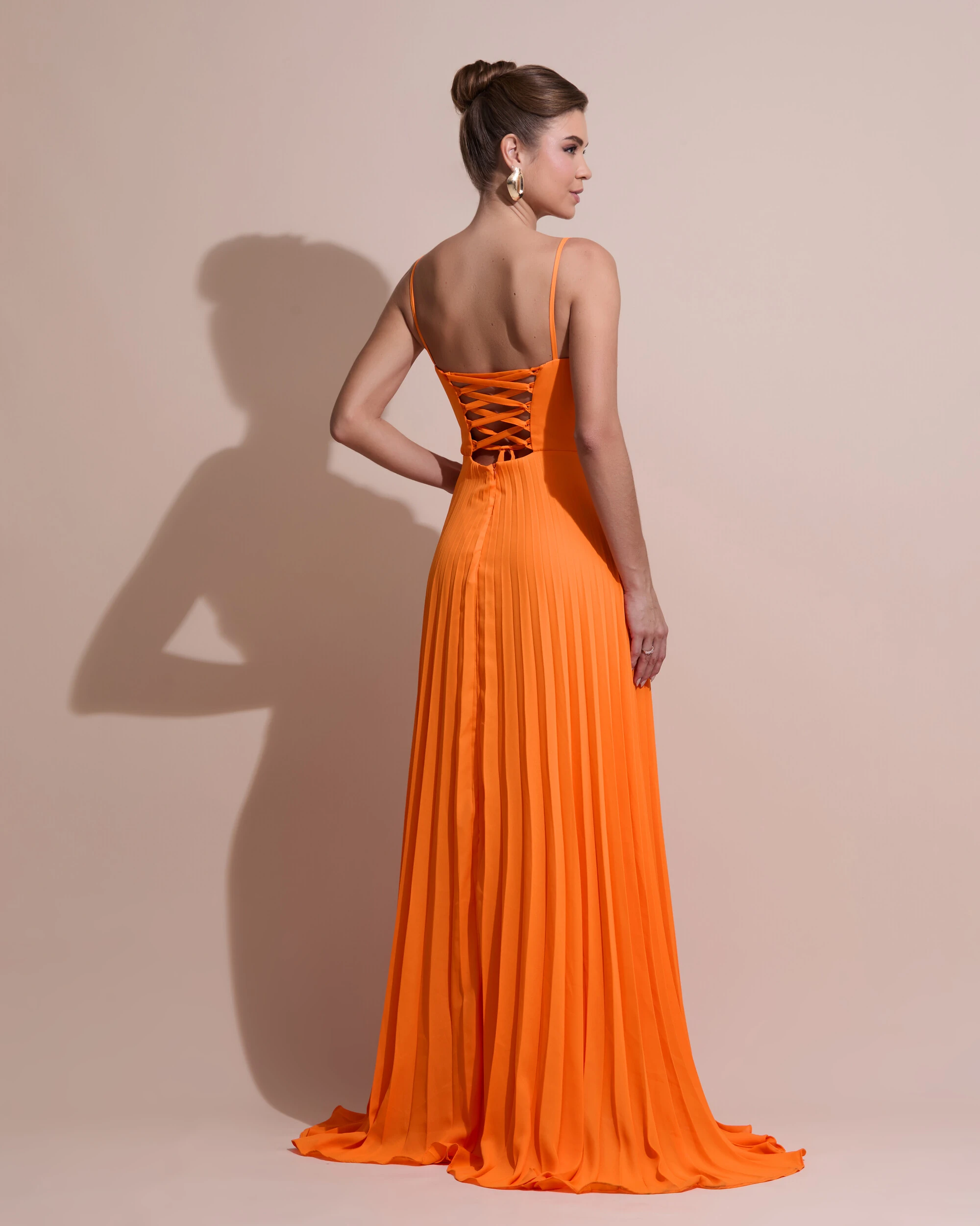 FotoVestido de Festa Longo Crepe Chiffon Plissado Trançado e Lenço Laranja