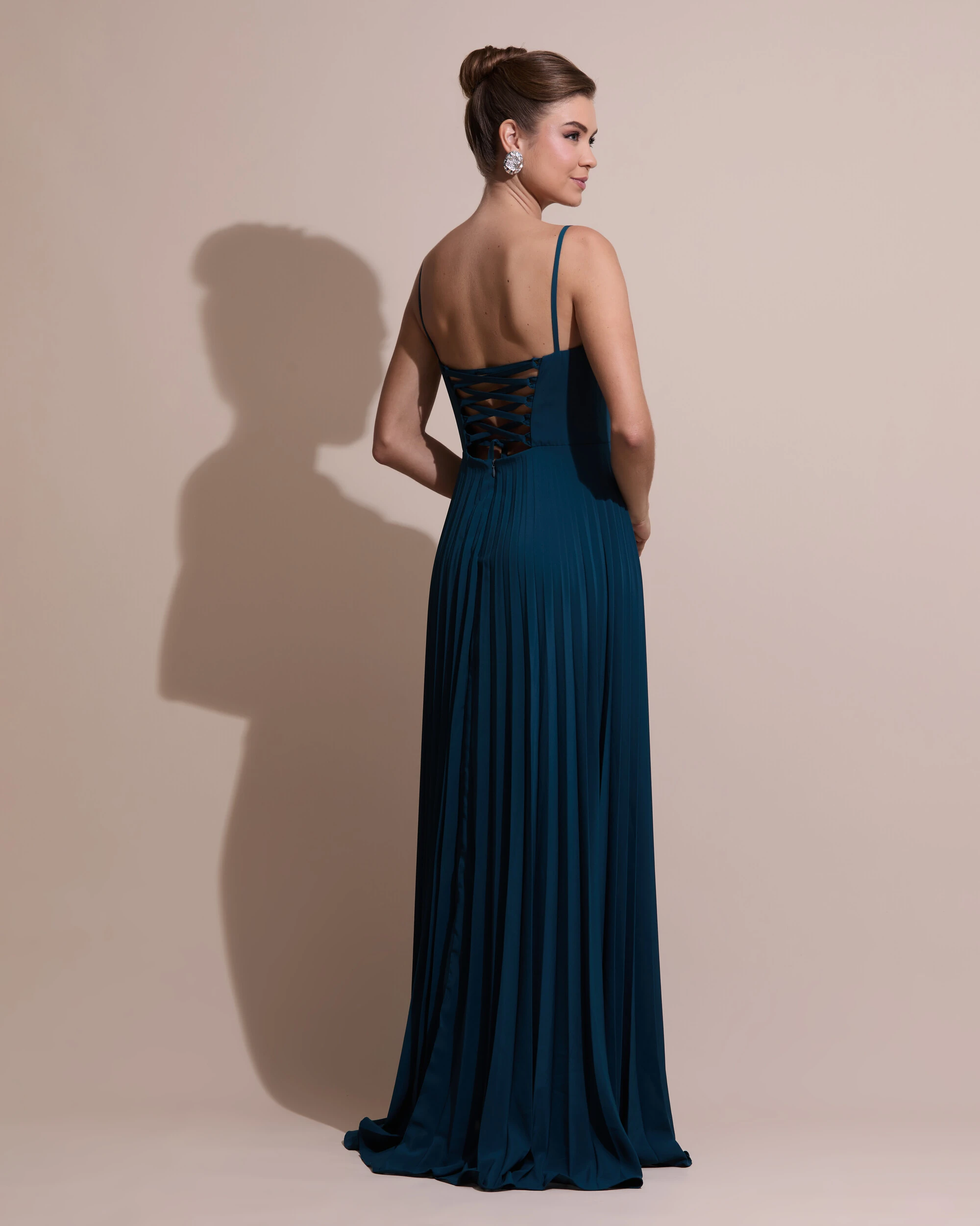 FotoVestido de Festa Longo Crepe Chiffon Plissado Trançado e Lenço Verde Escuro