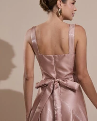 Vestido de Festa Longo Zibeline Cristal com Fenda e Faixa Mocha Mousse