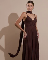 Vestido de Festa Longo Plissado Crepe Chiffon com Alça e Lenço Marrom