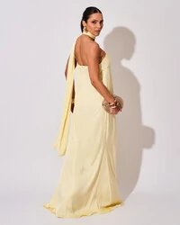 Vestido de Festa Longo Cetim Fluido Um Ombro Só Lenço Fixo Amarelo Manteiga