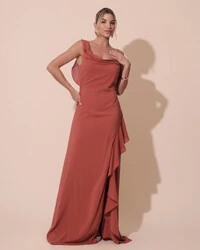 Vestido de Festa Longo Crepe Chiffon Degagê com Fenda e Babado Cascata Terracota