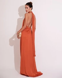 Vestido de Festa Gola Alta com Decote nas Costas Acetinado Terracota