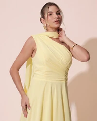 Vestido de Festa Longo Crepe Chiffon Um Ombro Só Drapeado com Lenço Amarelo Manteiga