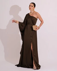 Vestido Longo de Cetim Fluido uma Manga e Detalhe Torcido Verde Oliva
