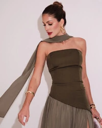 Vestido de Festa Longo Tomara que Caia Alfaiataria e Saia Crepe Chiffon e Lenço Verde Oliva