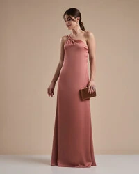 Vestido de Festa Longo em Cetim Fluido um Ombro Só com Lenço Rosa Blush