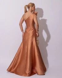 Vestido de Festa Longo Zibeline um Ombro Só Flor Removível Saia Sereia Mocha Mousse