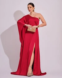 Vestido Longo de Cetim Fluido uma Manga e Detalhe Torcido Marsala
