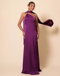 Vestido de Festa Longo em Cetim Fluido um Ombro Só com Lenço Roxo