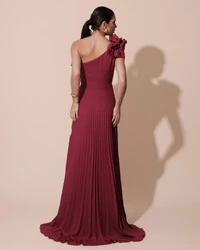 Vestido de Festa um Ombro Só Flor Saia Plissado Cereja