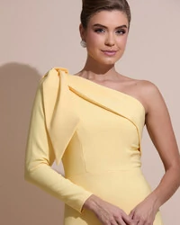 Vestido de Festa com Laço de Um Ombro em Alfaiataria Fenda Amarelo Manteiga