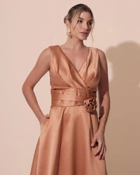 Vestido de Festa Longo Plus Size Zibeline Faixa e Flor Mocha Mousse New