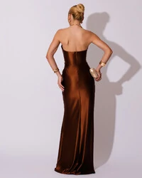 Vestido de Festa longo Cetim Malha Metálico Tomara que Caia Detalhe Drapeado Marrom