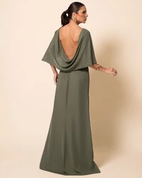 Vestido de Festa Longo Crepe Chiffon com Capa e Degagê nas Costas Verde Oliva