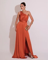 Vestido Longo um Ombro com Busto Blousê e Fenda Terracota