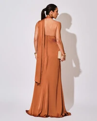 Vestido de Festa Longo Cetim Fluido Um Ombro Só Lenço Fixo Mocha Mousse