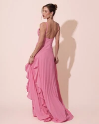 Vestido de Festa Longo Crepe Chiffon Alça Fina Saia Plissada com Babado Cascata Rosa