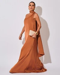 Vestido de Festa Longo Cetim Fluido Um Ombro Só Lenço Fixo Mocha Mousse