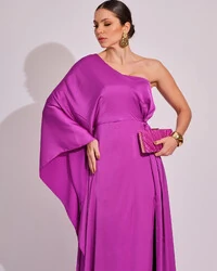 Vestido Longo de Cetim Fluido uma Manga e Detalhe Torcido Fúcsia