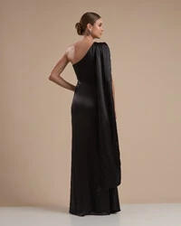 Vestido de Festa Longo Cetim Alfaiataria Um Ombro Só Drapeado com Lenço Preto