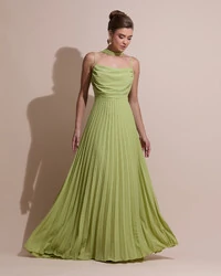 Vestido de Festa Longo Crepe Chiffon Plissado Trançado e Lenço Verde Garden