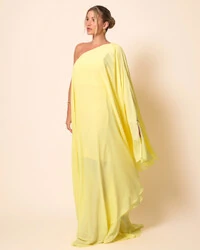 Vestido de Festa um Ombro com Capa Crepe Fluido Amarelo Manteiga