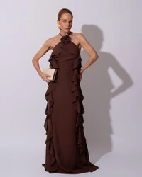 Vestido de Festa Longo Crepe Chiffon Frente Única Babados Cascata e Flor Marrom