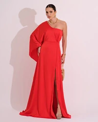 Vestido Longo de Cetim Fluido uma Manga e Detalhe Torcido Vermelho