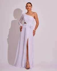 Vestido de Festa Longo um Ombro só com Manga Longa e Flor Branco