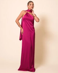 Vestido de Festa Longo em Cetim Fluido um Ombro Só com Lenço Beterraba