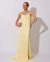 Vestido de Festa Longo Babado Costas Cetim Fluido e Fenda Amarelo Manteiga