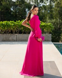 Vestido de Festa Longo um Ombro só com Manga Longa e Flor Pink