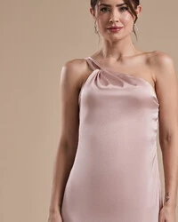 Vestido de Festa Longo em Cetim Fluido um Ombro Só com Lenço Rose Nude